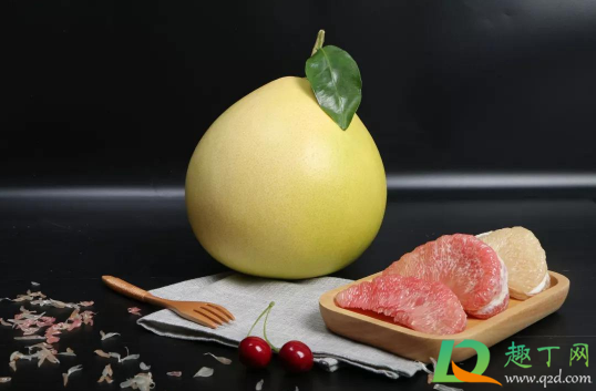 晚上吃柚子是不是睡不着(喝柚子茶晚上睡不着)