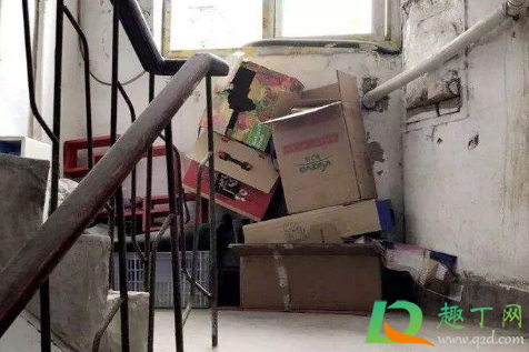 楼道里面堆放杂物怎么处理(楼道堆杂物怎么办)