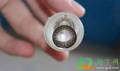 美瞳戴上雾蒙蒙怎么回事(美瞳戴上去雾蒙蒙的怎么回事)