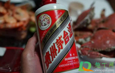 为什么喝完白酒的杯子是臭的(白酒喝完后酒杯一股臭味)