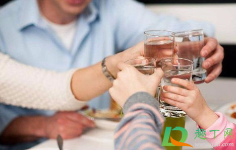 白酒喝了再喝啤酒对身体好不(喝啤酒又喝白酒对身好不好)