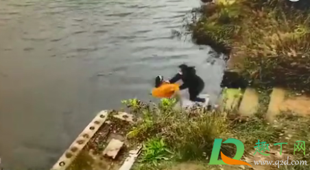 女子系鞋带被同伴推入水库是怎么回事(系鞋带被推下水库后续) 女子系鞋带被同伴推入水库是怎么回事(系鞋带被推下水库后续)