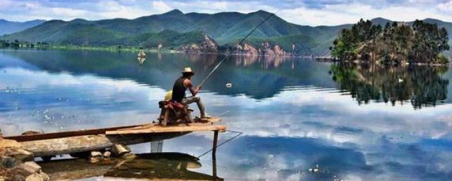一般下雨钓鱼要钓浅(要下雨钓鱼是钓深还是浅好)