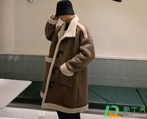 麂皮绒大衣保暖吗(麂皮绒大衣是什么材质)