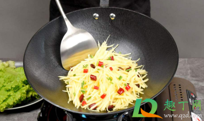 不粘锅的油为什么有泡沫(不粘锅放油起泡)