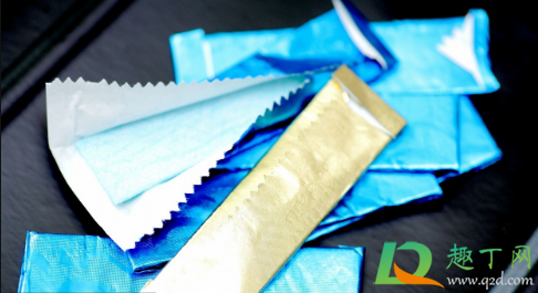 口香糖粘在衣物上如何弄掉(衣服被口香糖粘在衣物上如何弄掉)