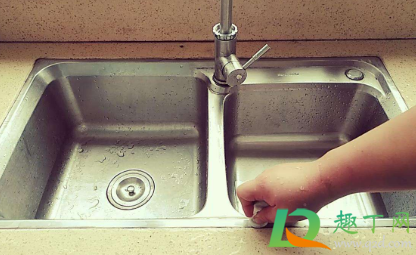 下水道的油垢用什么方法自动掉下来(通下水道油垢的方法妙招)