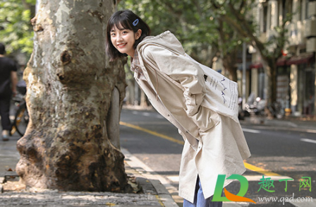 风衣染了墨汁能洗掉吗(墨汁染到衣服上怎么样才能洗得掉)