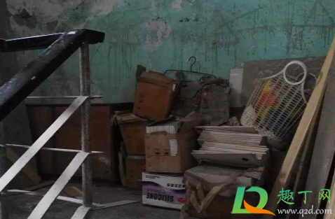 楼道里面堆放杂物怎么处理(楼道堆杂物怎么办)