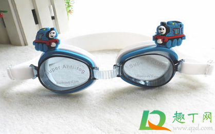 泳镜上的白色斑块怎样去除(镜子里面白斑怎么去掉) 泳镜上的白色斑块怎样去除(镜子里面白斑怎么去掉)