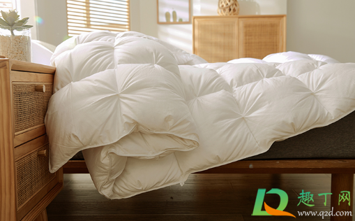 羽绒被用机洗会洗坏不(羽绒被可以直接机洗吗)