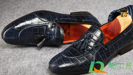 皮鞋进水湿透了怎么办(皮鞋被雨水湿透了怎么办)