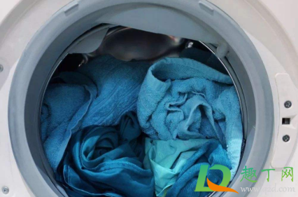 羽绒服霉点能洗掉吗(羽绒服上的霉点干洗店能洗掉吗)