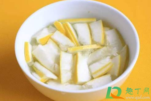 柚子皮泡水是干的还是湿的好(柚子皮是干的功效好还是湿的效果好)