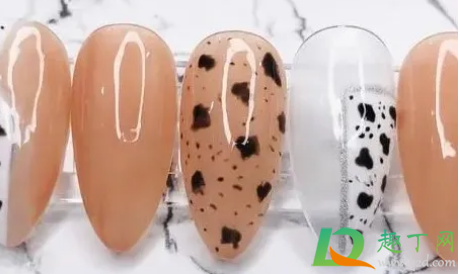 圣诞做什么美甲好看2020(2020最流行的美甲造型)