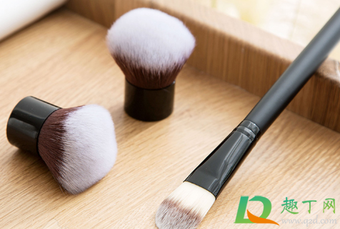 高光刷和腮红刷一样吗(高光刷可以用来打腮红吗)