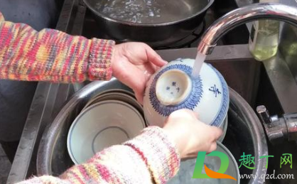 餐具黄曲霉菌用水能洗掉吗(被黄曲霉菌污染的厨具)