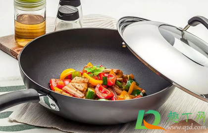 不粘锅的油为什么有泡沫(不粘锅放油起泡) 不粘锅的油为什么有泡沫(不粘锅放油起泡)