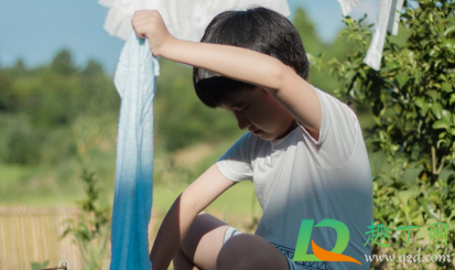 为什么短袖背后全是黑点点(短袖后背有很多小黑点) 为什么短袖背后全是黑点点(短袖后背有很多小黑点)