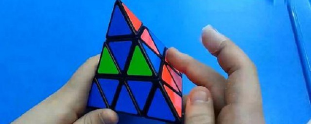 三角体魔方还原的各个步骤(三角形魔方还原教程)