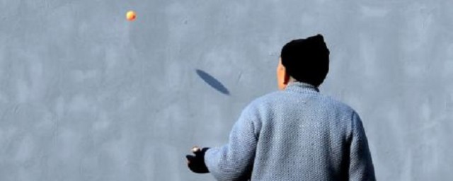 乒乓球对墙练习的四大点(对墙打乒乓球的姿势)