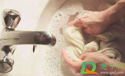 为什么短袖背后全是黑点点(短袖后背有很多小黑点) 为什么短袖背后全是黑点点(短袖后背有很多小黑点)