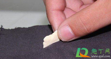 口香糖粘在衣物上如何弄掉(衣服被口香糖粘在衣物上如何弄掉)