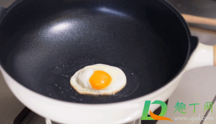 不粘锅的油为什么有泡沫(不粘锅放油起泡) 不粘锅的油为什么有泡沫(不粘锅放油起泡)