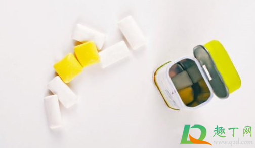 口香糖粘在衣物上如何弄掉(衣服被口香糖粘在衣物上如何弄掉)