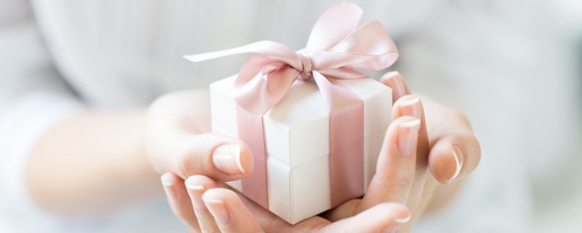 低调晒礼物要说这些话(低调晒送的礼物朋友圈)