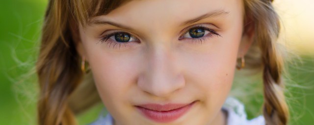 这三款简单的盘发就非常适合(一百种最简单的盘发)