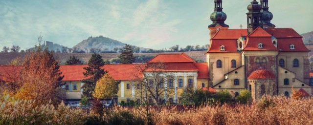 红色屋顶搭配什么颜色的外墙合适?(外墙和屋顶的颜色搭配)