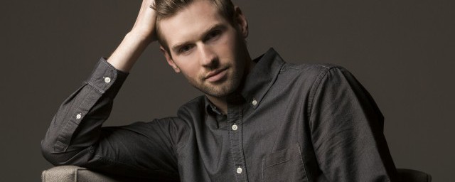 黑衬衫怎么搭配(黑衬衫怎么搭配女图片)