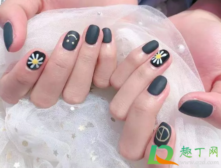 圣诞做什么美甲好看2020(2020最流行的美甲造型)