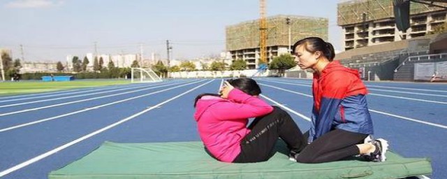仰卧起坐女生标准是什么(仰卧起坐男女生标准)
