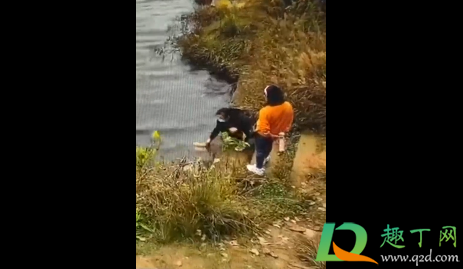 女子系鞋带被同伴推入水库是怎么回事(系鞋带被推下水库后续) 女子系鞋带被同伴推入水库是怎么回事(系鞋带被推下水库后续)
