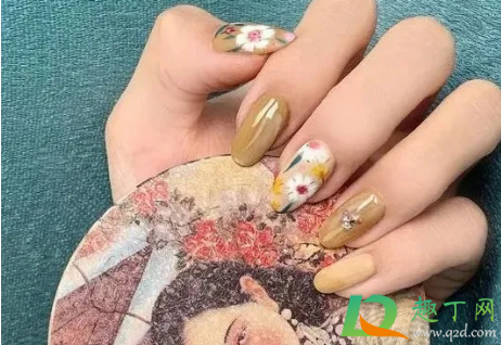 圣诞做什么美甲好看2020(2020最流行的美甲造型)