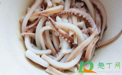 鱿鱼的内脏怎么去除(鱿鱼怎么处理内脏)