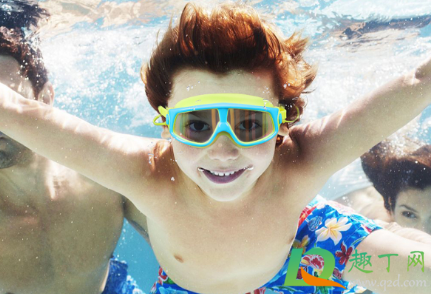 泳镜上的白色斑块怎样去除(镜子里面白斑怎么去掉)