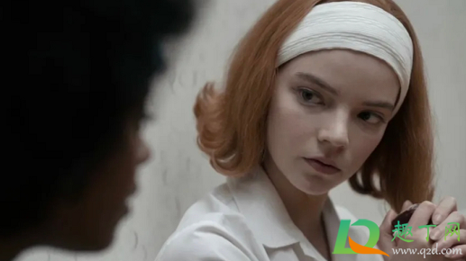 女王的棋局根据什么小说改编的(女王的棋局讲述了什么)