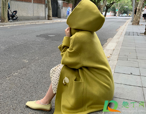 羊绒大衣掉色算假货吗(羊绒大衣黑色掉色是假货吗)