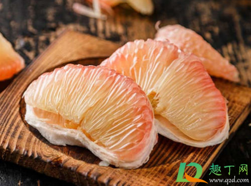 柚子皮发霉了果肉没事还能吃吗(柚子皮发霉了还能吃吗没发霉地方)