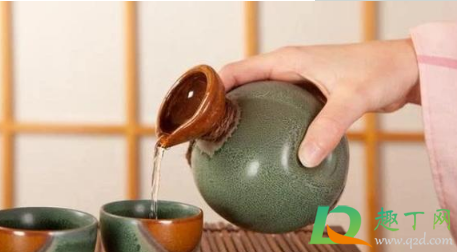 为什么喝完白酒的杯子是臭的(白酒喝完后酒杯一股臭味) 为什么喝完白酒的杯子是臭的(白酒喝完后酒杯一股臭味)