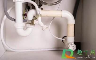 下水道的油垢用什么方法自动掉下来(通下水道油垢的方法妙招)