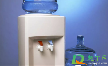 饮水机的水烧了十次还能喝吗(饮水机反复烧水能喝吗)