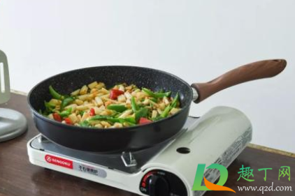 不粘锅的油为什么有泡沫(不粘锅放油起泡) 不粘锅的油为什么有泡沫(不粘锅放油起泡)