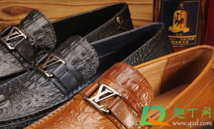 皮鞋进水后怎么除臭(皮鞋被水泡了,如何除臭)