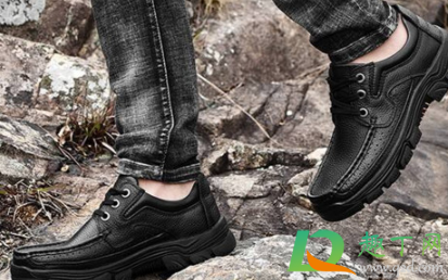 皮鞋进水后怎么除臭(皮鞋被水泡了,如何除臭) 皮鞋进水后怎么除臭(皮鞋被水泡了,如何除臭)