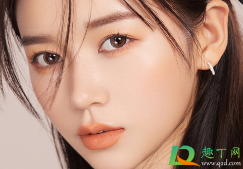 美瞳贴太紧怎么取下来(美瞳紧贴眼球怎么摘)