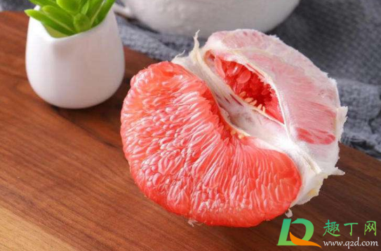 红柚子皮发红是不是打了色素(柚子打了红色素是什么样子)